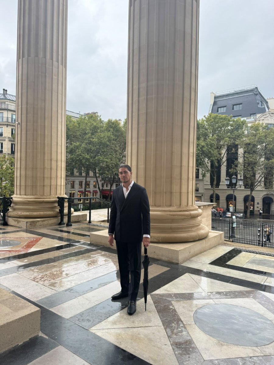 Jeremy bij monumentale zuilen